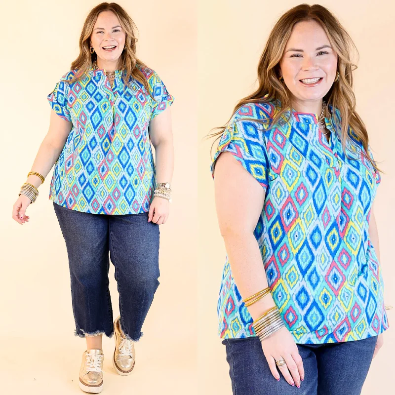 Charming Women's Holiday Apparel Downtown Darling Geometric Print Short Sleeve Tunic Top in Blue Mix